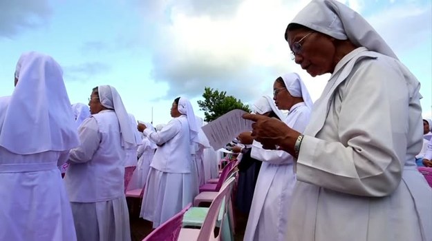 Ten rok jest dla birmańskich katolików wyjątkowy: uroczyście świętują oni 500-lecie swojej obecności w tym azjatyckim kraju. Wolnością wyznawania swojej religii cieszą się jednak dopiero od niedawna: przez wiele lat prześladowała ich tamtejsza dyktatura wojskowa. Po upadku junty, której rządy definitywnie zakończyły się w 2011 r., Kościół katolicki w Birmie nie musi się już obawiać represji.


Oprócz uroczystości rocznicowych, katolicy w Birmie świętowali jeszcze jedno ważne dla nich wydarzenie. Papież Franciszek wyniósł w tym roku na ołtarze pierwszego birmańskiego świętego. To kapłan Ngei Ko Latet, zamordowany w 1950 r. Młody misjonarz zginął w krwawych czasach wojny domowej tylko za to, że był katolickim księdzem. Jego szczątków nigdy nie odnaleziono - oprawcy księdza, antyrządowi rebelianci, włożyli jego ciało do worka i wrzucili do rzeki. Wraz z birmańskim kapłanem zginął wówczas włoski duchowny Mario Vergara. Przez wiele lat junta starała się wymazać pamięć o męczennikach. Dziś katolicy w Birmie wreszcie mogą czerpać z tych postaci duchową siłę. Jedyne, czego się teraz obawiają, to coraz radykalniejszy buddyjski nacjonalizm.