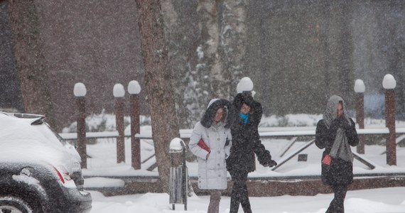 Ponad 500 miejscowości na Ukrainie zostało pozbawionych prądu z powodu obfitych opadów śniegu. W ciągu ostatniej nocy wyciągnięto z zasp prawie 3 tys. samochodów. Wiele dróg jest nieprzejezdnych. 