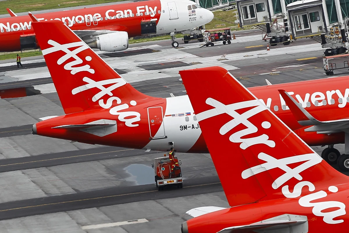 Pilot, który jako pierwszy zauważył szczątki malezyjskiego samolotu AirAsia powiedział w rozmowie z indonezyjską gazetą "Kompas", że trzy zmarłe osoby, które odnaleziono w wodzie, trzymały się za ręce. O sprawie pisze "The Independent". Airbus A320 zniknął z radarów w niedzielę. Wiadomo, że maszyna się rozbiła. Do tej pory wyłowiono 40 ciał pasażerów, które odnaleziono w wodach Morza Jawajskiego.