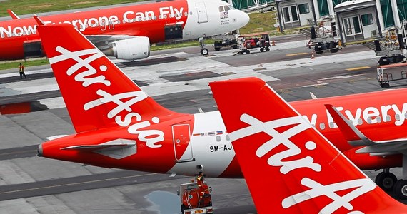 Pilot, który jako pierwszy zauważył szczątki malezyjskiego samolotu AirAsia powiedział w rozmowie z indonezyjską gazetą "Kompas", że trzy zmarłe osoby, które odnaleziono w wodzie, trzymały się za ręce. O sprawie pisze "The Independent". Airbus A320 zniknął z radarów w niedzielę. Wiadomo, że maszyna się rozbiła. Do tej pory wyłowiono 40 ciał pasażerów, które odnaleziono w wodach Morza Jawajskiego.