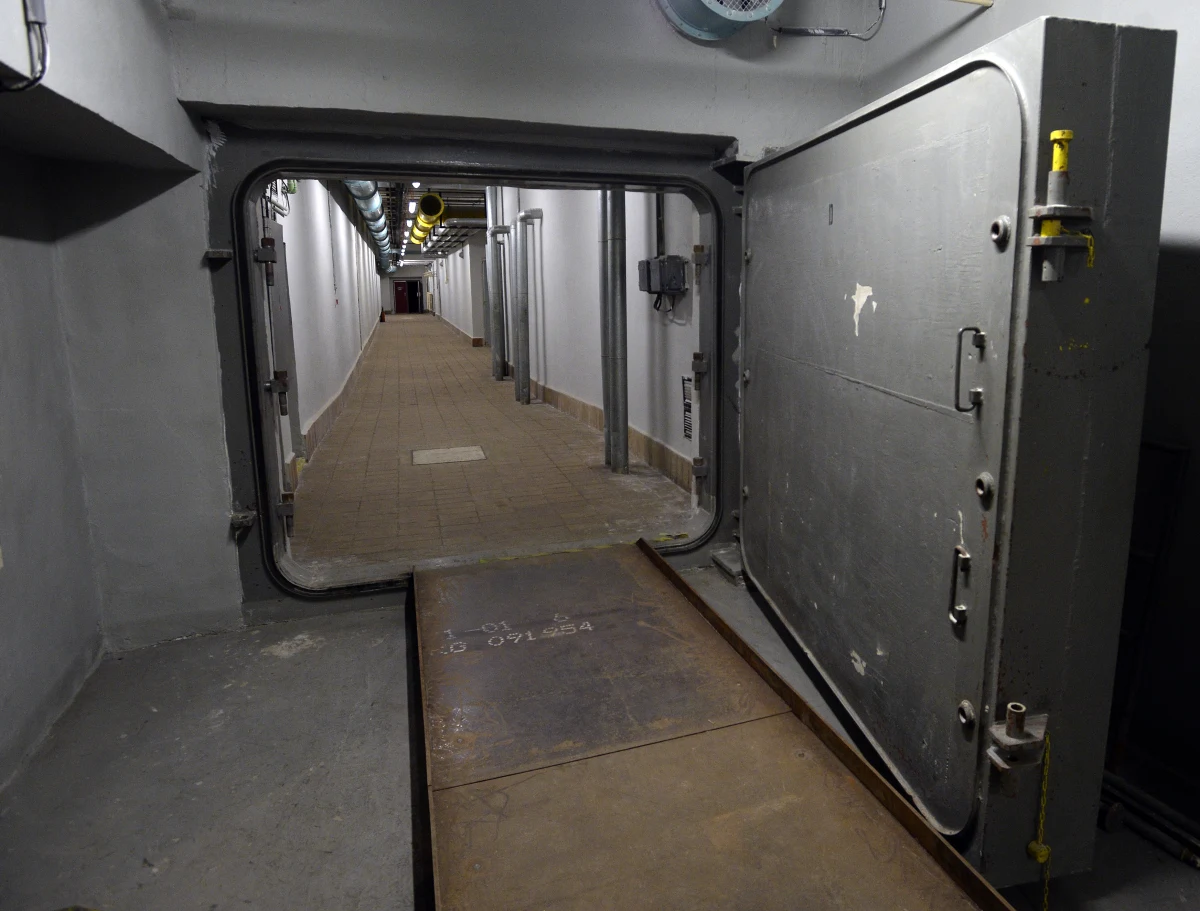 Brama zasłonięta była betonem i ziemią. Po przedarciu się przez barierę reżyser Andreas Sultzer i towarzyszący mu ludzie ujrzeli podziemny korytarz. Zdaniem odkrywców, w podziemnych bunkrach w pobliżu austriackiego miasteczka Sankt Georgen an der Gusen mógł być realizowany tajny program atomowy III Rzeszy.