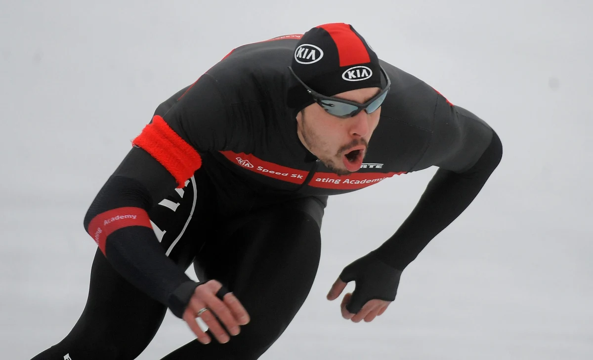 "Bardzo dużo daje mi współpraca z psychologiem. Ludzie nie zdają sobie sprawy, jak ważne jest to w sporcie i w zwykłym życiu" - mówi w rozmowie z RMF FM panczenista Artur Waś. Mistrz Polski na dystansie 500 metrów nie będzie długo bawił się podczas Sylwestra, bo w Nowy Rok czeka go poranny trening.