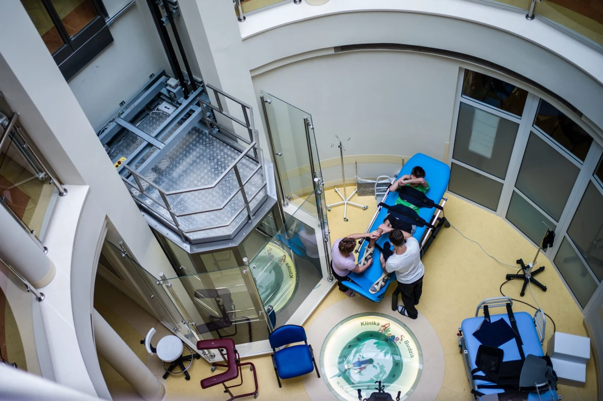 Zespół Terapeutyczny Kliniki Budzik potwierdził we wtorek wybudzenie ze śpiączki dwójki pacjentów placówki. To 14-letnia Ania i o 3 lata starszy Filip. 