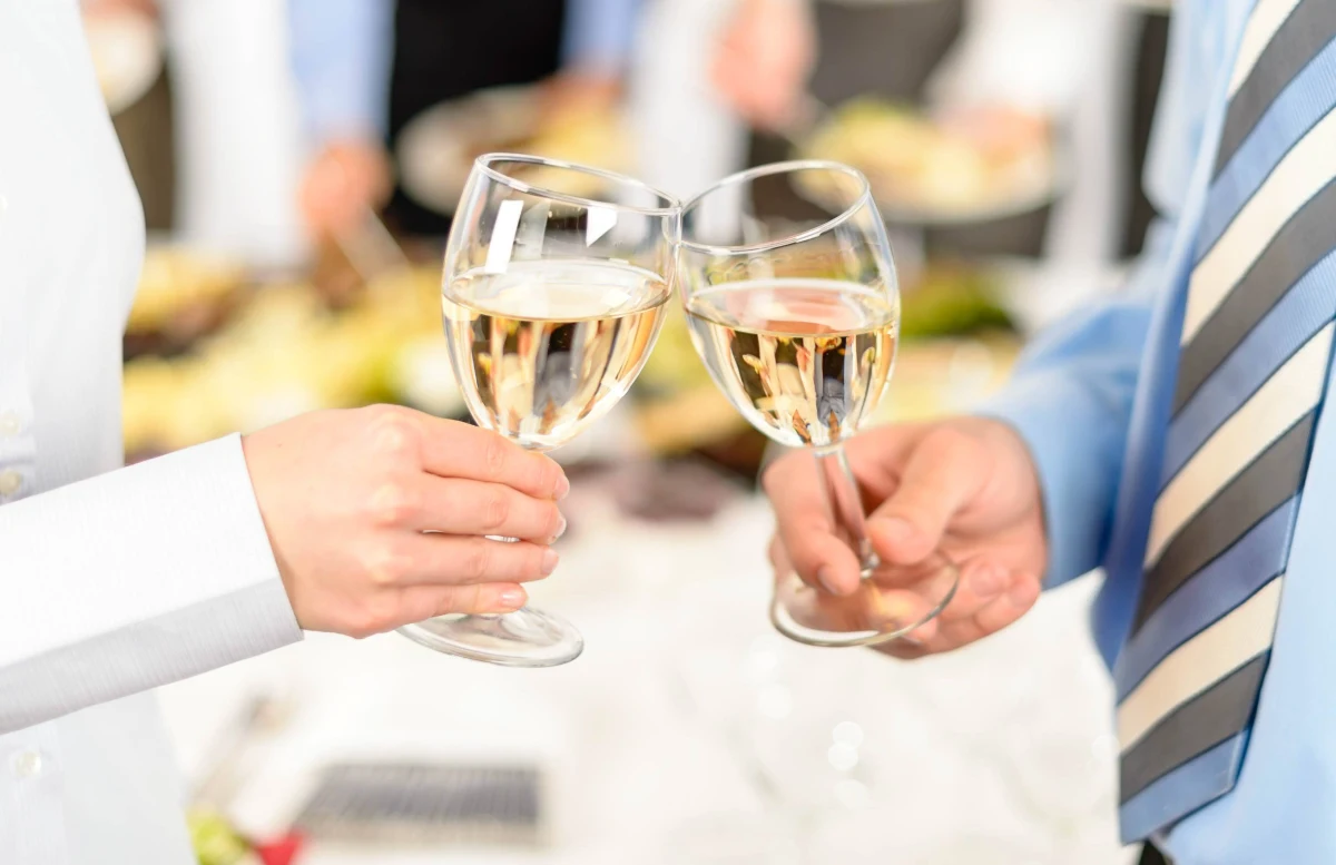 Wznoszenie toastów to trudna sztuka. Nie oszukujmy się, czasem ich wygłaszanie przypomina atmosferę targowiska, a podnoszący kielich - handlarzy. Tymczasem wcale nie trzeba być członkiem brytyjskiej rodziny królewskiej, by wiedzieć, jak zrobić to dobrze i z klasą. Tym bardziej, że okazji do wznoszenia toastów jest więcej niż nam się wydaje… O czym więc pamiętać i czego unikać?