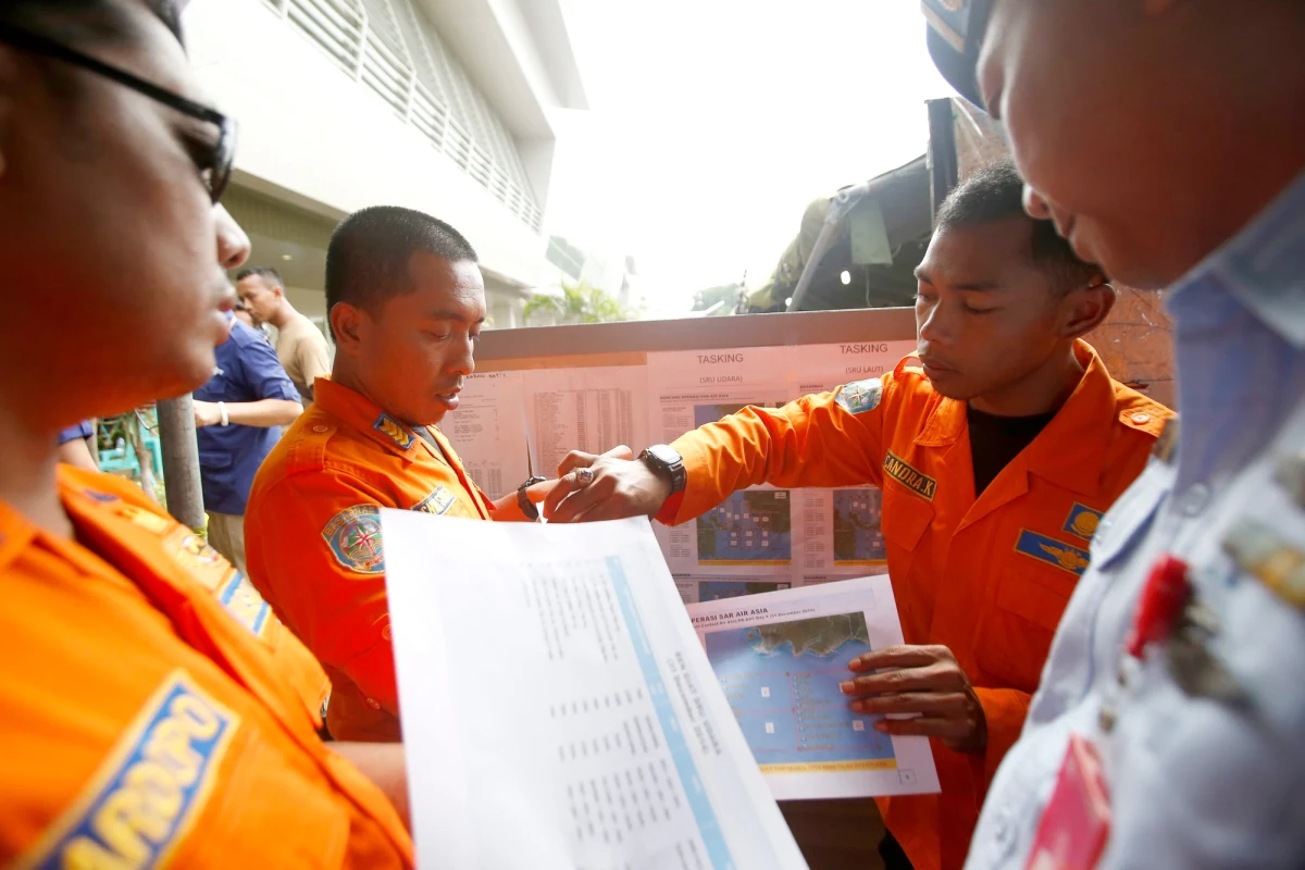 Z Morza Jawajskiego, w pobliżu Borneo, wydobyto kolejne trzy ciała ofiar katastrofy samolotu malezyjskich linii AirAsia - poinformował szef indonezyjskich służb ratowniczych Bambang Sulistyo. W środę rano (czasu lokalnego) wznowiono akcję poszukiwawczą, którą jednak utrudniają silny wiatr i wysokie fale. 