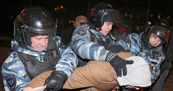 Ponad 250 zostało zatrzymanych podczas demonstracji na Placu Maneżowym przy Kremlu w Moskwie. Zatrzymano także Aleksieja Nawalnego. Znany opozycjonista został skazany na 3,5 roku w zawieszeniu, a jego brat taki sam okres ma spędzić w kolonii karnej. Zwolennicy opozycji próbowali demonstrować w centrum rosyjskiej stolicy właśnie z powodu skazania Nawalnego, policja zawczasu zgromadziła siły w centrum Moskwy.