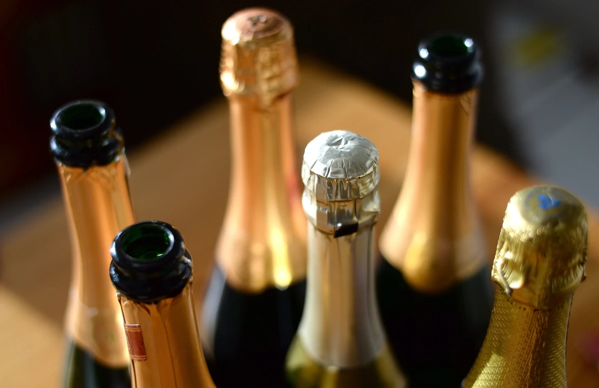 Upijania się w żadnych okolicznościach nie da się usprawiedliwić, ale picie nadmiernych ilości alkoholu na mrozie może zagrozić naszemu zdrowiu w jeszcze jeden, nieznany wcześniej sposób. Najnowsze badania naukowców z Loyola University i University of Maryland pokazują, że nadmiar alkoholu silnie osłabia układ odpornościowy nawet młodych i zdrowych osób. Pisze o tym w najnowszym numerze czasopismo... "Alcohol".