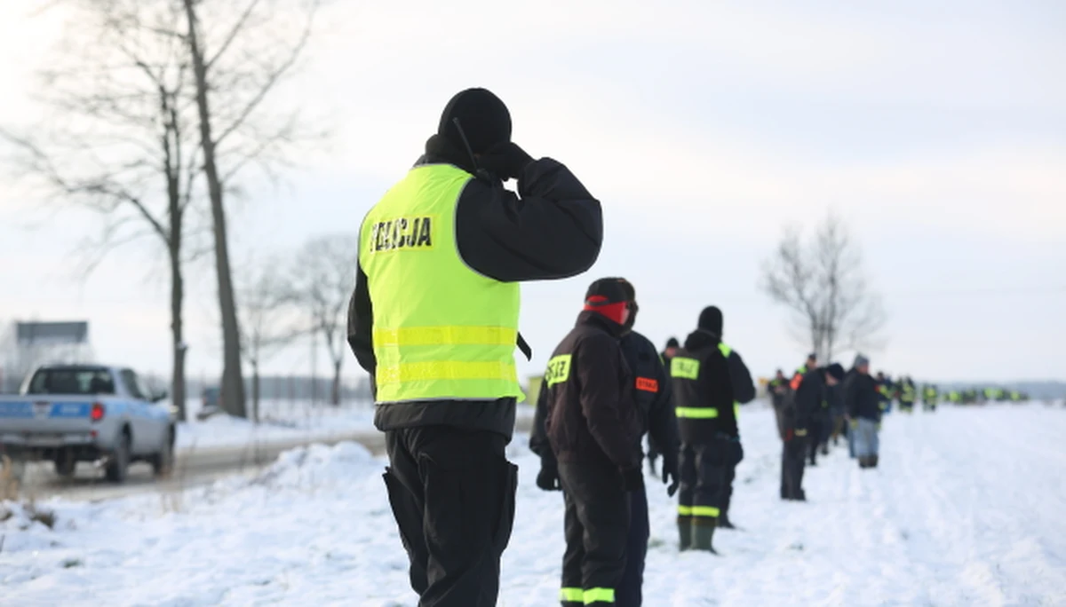 „W tej chwili skupiamy się na wyjaśnieniu tropu, który prowadzi do Warszawy” – mówią policjanci prowadzący poszukiwania dwóch nastoletnich braci z mazowiej miejscowości Mokobody koło Siedlec. Mundurowi mają już trzy informacje, że nastolatkowie podobni do poszukiwanych 12-to letniego Pawła i 15- letniego Marcina - mogli pojechać autostopem lub pociągiem do Warszawy.