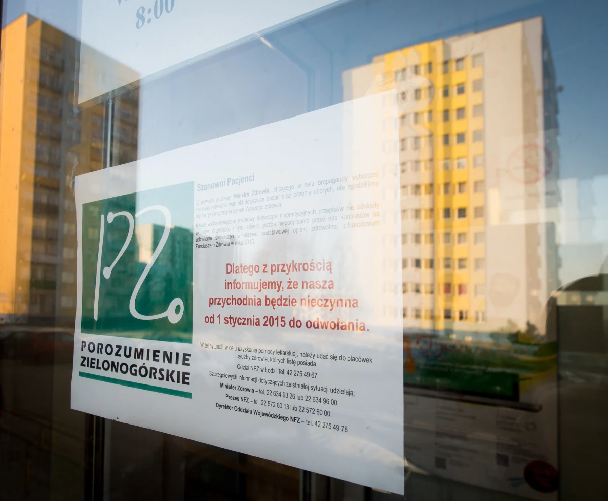 "Nie ma bardziej dramatycznej dla lekarza decyzji, zwłaszcza takiego, który przez lata budował swoje relacje z pacjentami, niż ta o zamknięciu swojego gabinetu. Zwykle podejmowana jest w poczuciu pełnej odpowiedzialności za swoich pacjentów i dlatego nie może być przedmiotem bezrefleksyjnej krytyki" - tak napisał w oświadczeniu, do którego dotarli dziennikarze RMF FM, prof. Adam Windak - były konsultant krajowy w dziedzinie medycyny rodzinnej. 23 grudnia ekspert zrezygnował z funkcji konsultanta tłumacząc, że "nie akceptuje zmian wprowadzanych w ostatnich miesiącach przez resort zdrowia".
