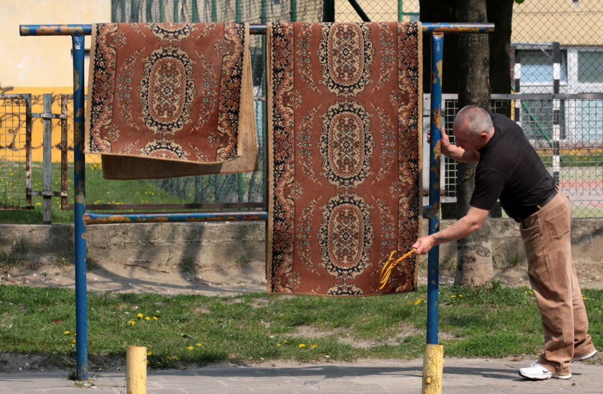 Jeśli ktoś chciałby przyjrzeć się naprawdę najważniejszym wydarzeniom mijającego roku w Polsce, musiałby się schylić i zajrzeć głęboko pod dywan, gdzie je wcześniej zamieciono. Znalazłby tam całe mnóstwo wydarzeń także z poprzednich lat, zamiecionych jeszcze wcześniej. Niektórzy mogą odnieść wrażenie, że ów dywan musi się w końcu zacząć wybrzuszać, a zamiatający kiedyś się na nim potkną i wywalą, ale to nie jest takie pewne. Bardziej prawdopodobne, że wywrócimy się my sami, także ci, którzy o istnieniu tego problemu nie chcą w ogóle słyszeć. 