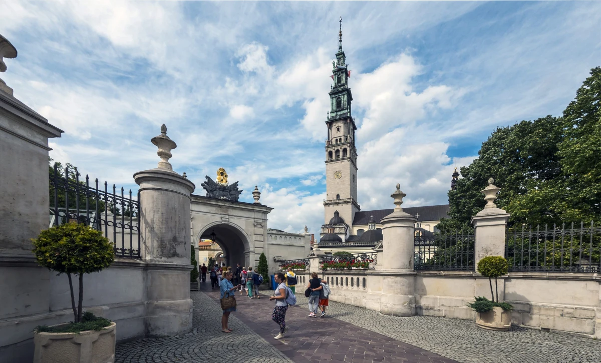 3,6 mln pielgrzymów przybyło w 2014 r. na Jasną Górę. To nieco więcej niż w 2013 roku – wówczas sanktuarium odwiedziło 3,5 mln osób.
