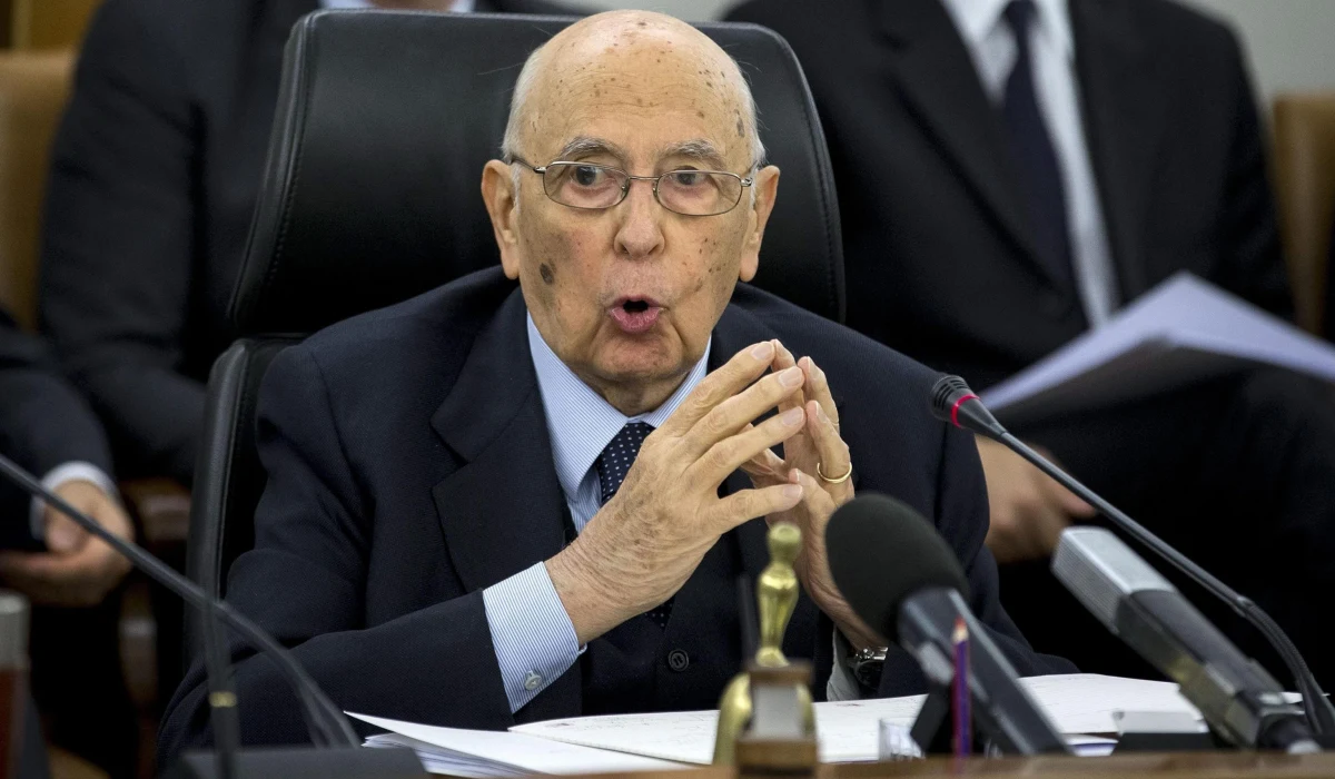 "Wkrótce odejdę i złożę dymisję" - oświadczył w sylwestrowym orędziu telewizyjnym prezydent Włoch Giorgio Napolitano. Zapowiedź 89-letniego szefa państwa nie jest zaskoczeniem. Większą niespodzianką jest to, że nie wskazał, kiedy dokładnie ustąpi. 