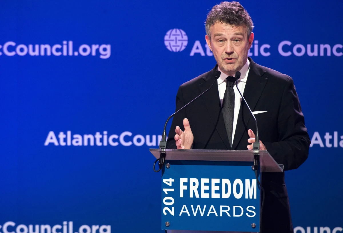 „Będziemy walczyć o zniesieni wiz, ale o i większą obecność wojska USA w Polsce i Europie Wschodniej” – podkreśla Ryszard Schnepf, ambasador RP w Waszyngtonie. W rozmowie z amerykańskim korespondentem RMF FM Pawłem Żuchowskim dodaje, że rok 2015 może być w tych relacjach przełomowy. Podkreśla także, że znaczenie Polski dla polityków amerykańskich będzie rosło. „Mamy za sobą bardzo dobry rok. Tylu ważnych wizyt przedstawicieli administracji USA nie mieliśmy chyba w całej historii naszych relacji” – zaznacza Ryszard Schnepf. 