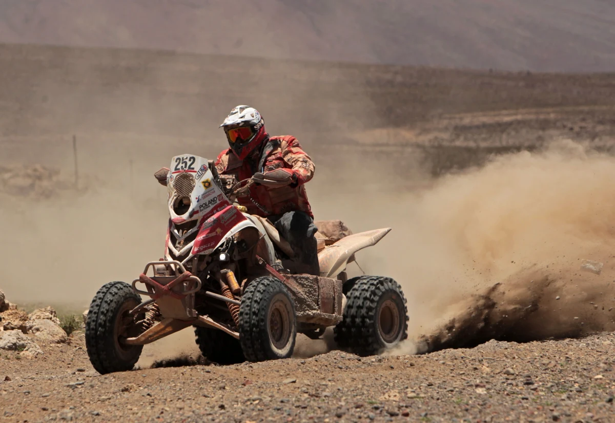 Wśród 665 zawodników przygotowujących się do 37. Rajdu Dakar, który 4 stycznia rozpocznie się w Buenos Aires, jest 16 Polaków. Siedmiu z nich pojedzie samochodami, pięciu motocyklami, trzech ciężarówkami i jeden quadem. 