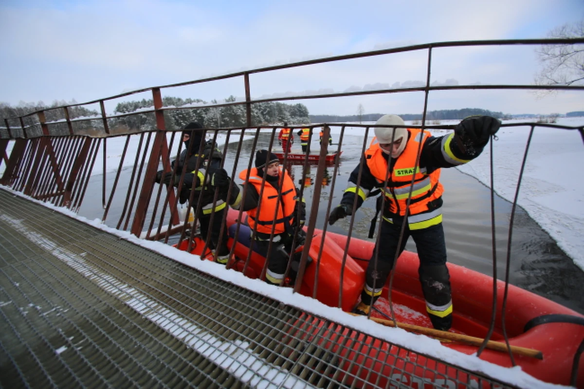 Płetwonurkowie przeszukujący rzekę Liwiec natrafili na ciało jednego z poszukiwanych nastolatków z miejscowości Mokobody na Mazowszu. To starszy z braci, którzy zaginęli w poniedziałek. Prokuratorzy z Siedlec badają, co było bezpośrednią przyczyną śmierci 15-latka. 