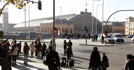 Główna stacja kolejowa w Madrycie, dworzec Atocha, został ewakuowany po tym, jak mężczyzna znajdujący się w jednym z pociągów zagroził, że wysadzi się w powietrze. Alarm okazał się fałszywy - poinformowała hiszpańska policja.