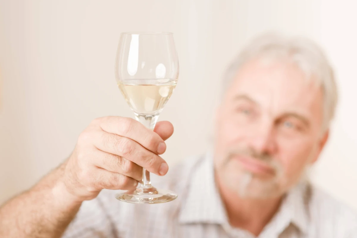 Lubisz białe wino? Powinieneś wiedzieć, że według najnowszej wiedzy białego wina... nie ma. A dokładnie mówiąc, to co znamy jako białe wino, spełnia warunki definicji wina czerwonego. Badacze z Edmund Mach Foundation z Włoch piszą o tym na łamach czasopisma "Food Research International".