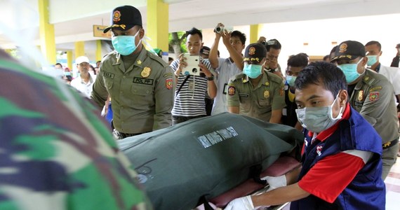 Ekipy prowadzące akcję ratunkową na Morzu Jawajskim w pobliżu indonezyjskiej wyspy Borneo wyłowiły ciała 30 ofiar niedzielnej katastrofy samolotu pasażerskiego linii lotniczych AirAsia. Piątkowe poszukiwania są utrudnione przez złą pogodę i wzburzone wody.