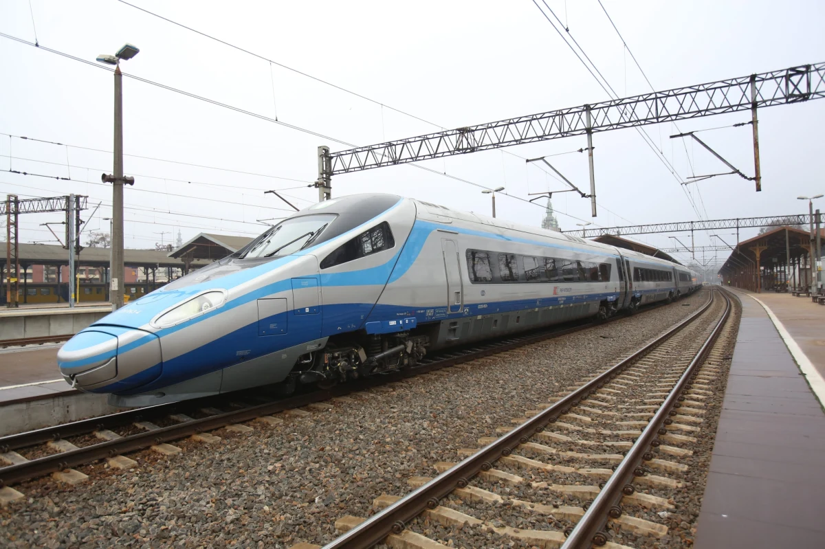 Awaria Pendolino jadącego z Krakowa do Warszawy! „Usłyszeliśmy komunikat, że jest usterka systemu hamowania, że nie pojedziemy dalej” - powiedział nam pan Krystian, który zadzwonił na Gorącą Linię RMF FM. Pasażerowie ponad 2 godziny czekali na nowy skład. 