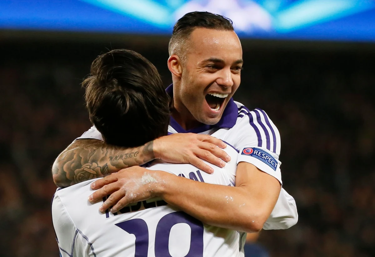 Bezrobotny od ponad pół roku wicemistrz świata z 2010 roku Holender Demy de Zeeuw postanowił samodzielnie zatroszczyć się o swoją zawodową przyszłość. Piłkarz szuka nowego klubu, nie korzystając z pomocy menedżera, a za pośrednictwem profesjonalnego portalu społecznościowego Linkedln.