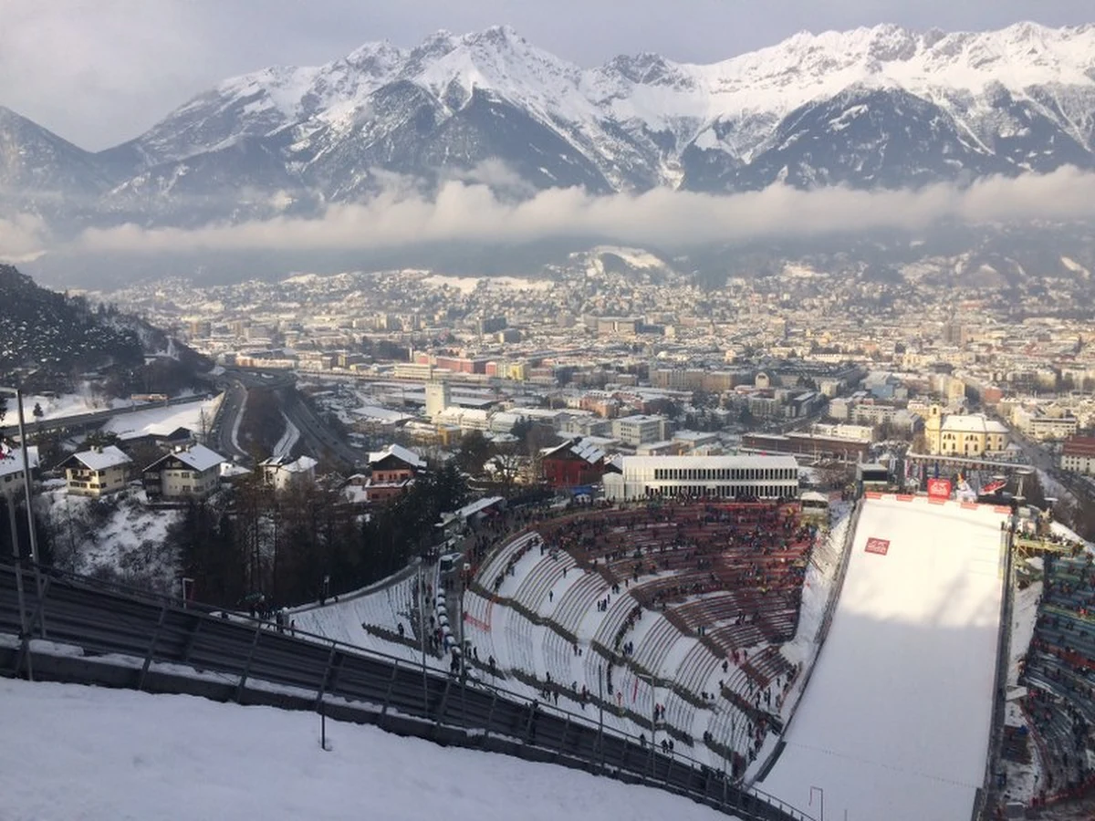 To moja pierwsza wizyta w Innsbrucku. Mam nadzieję, że nie ostatnia, bo miasto i okoliczne wzniesienia robią naprawdę wspaniałe wrażenie. Szkoda tylko, że zaskakuje nas też pogoda. Zaskakuje niemiło…