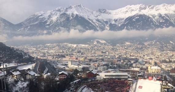 To moja pierwsza wizyta w Innsbrucku. Mam nadzieję, że nie ostatnia, bo miasto i okoliczne wzniesienia robią naprawdę wspaniałe wrażenie. Szkoda tylko, że zaskakuje nas też pogoda. Zaskakuje niemiło…