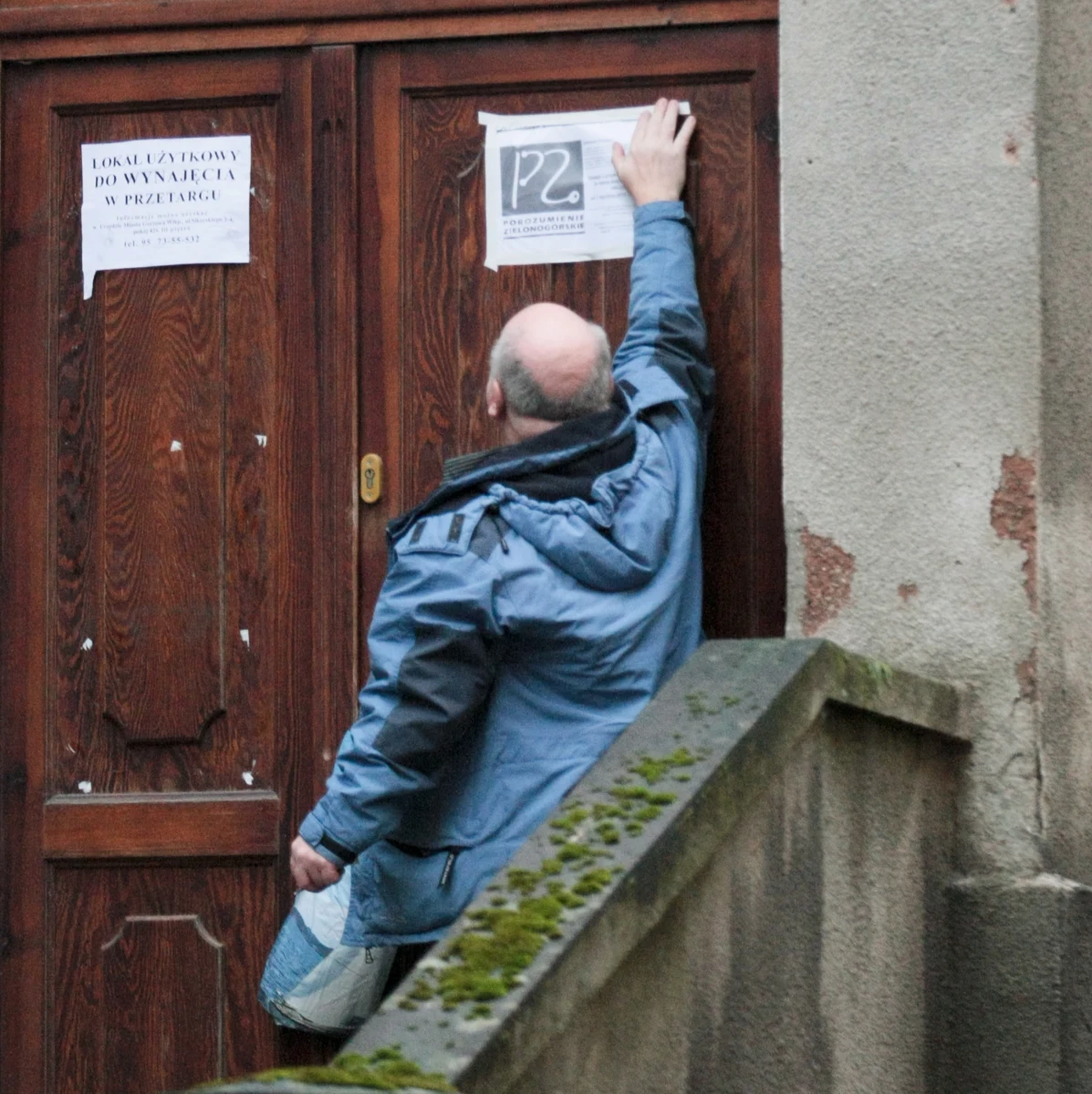 NFZ otwiera furtkę lekarzom rodzinnym, którzy nie podpisali dotąd umów z Funduszem na 2015 rok. Termin wyznaczony przez ministra zdrowia minął o północy z piątku na sobotę. Jak jednak dowiedział się reporter RMF FM Grzegorz Kwolek, lekarze Podstawowej Opieki Zdrowotnej - jeśli spełnią pewne warunki - wciąż mają szansę na podpisanie kontraktów bez konieczności ponownego zbierania deklaracji pacjentów ws. wyboru lekarza rodzinnego.