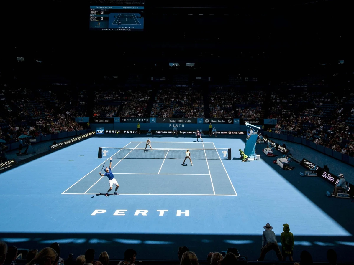 Polska prowadzi w Perth z Australią 1:0 w pierwszym meczu grupy B tenisowego Pucharu Hopmana, nieoficjalnych mistrzostw świata drużyn mieszanych. Prowadzenie biało-czerwonym zapewniła Agnieszka Radwańska, która pokonała Casey Dellacquę 6:2, 6:3.