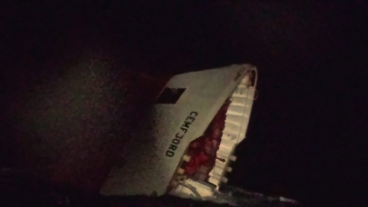 Statek musiał tonąć tak szybko, że załoga nie zdążyła wezwać pomocy. Musiało dojść do dużego rozszczelnienia kadłuba w części rufowej – przypuszczają eksperci. Trwają poszukiwania załogi pływającego pod cypryjską banderą statku „Cemfjord”, który zatonął u wybrzeży Szkocji. To 7 Polaków i Filipińczyk.  