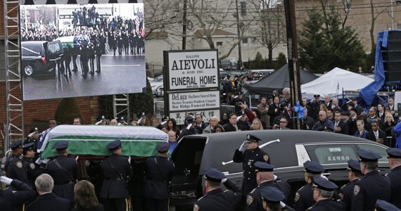 Dziesiątki tysięcy policjantów zgromadziły się w Nowym Jorku na pogrzebie funkcjonariusza Wenjiana Liu. Funkcjonariusz  20 grudnia został zastrzelony wraz z policyjnym partnerem na ulicy w Brooklynie. 