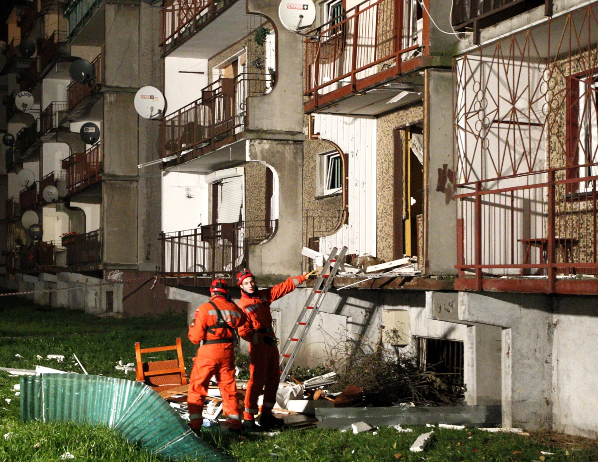 W środę ma się rozpocząć rozbiórka części bloku w Bytomiu, która została zniszczona ponad miesiąc temu w wyniku wybuchu gazu. Ze względów bezpieczeństwa lokatorzy sąsiedniej klatki już dziś musieli opuścić swoje mieszkania.