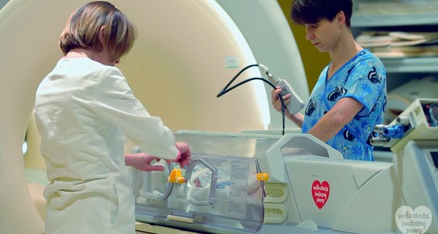 W 2013 roku Fundacja Wielka Orkiestra Świątecznej Pomocy zakupiła i przekazała szpitalom dwa supernowoczesne urządzenia – inkubatory przeznaczone do pracy w środowisku rezonansu magnetycznego. Były to pierwsze takie urządzenia stosowane w polskich szpitalach. Dzięki Fundacji WOŚP o inkubator wzbogaciły się Instytut Matki i Dziecka w Warszawie oraz Centrum Zdrowia Matki Polki w Łodzi. Inkubatory zostały zakupione za środki zebrane w czasie 21. Finału WOŚP


Inkubatory, o których mowa, to specjalistyczne transportowe inkubatory diagnostyczne umożliwiające bardziej komfortowe i bezpieczniejsze niż dotychczas wykonywanie rezonansu magnetycznego noworodkom, w tym wcześniakom. Są wyposażone w cewki diagnostyczne, dzięki którym nie ma konieczności wyjmowania z nich pacjenta na czas badania. W związku z tym zarówno w czasie transportu do badania, jak i podczas jego wykonywania noworodek pozostaje w optymalnej temperaturze, wilgotności i środowisku o odpowiedniej zawartości tlenu. To prawdziwy przełom w zakresie diagnozowania najmniejszych pacjentów.


KLIKNIJ TUTAJ I WESPRZYJ WOŚP RAZEM Z INTERIĄ!


Wejdź i na żywo dziel się wrażeniami z finału WOŚP w twoim mieście!