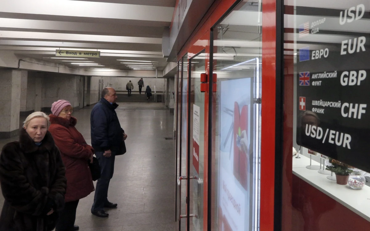 Waluta narodowa Rosji rozpoczęła 2015 rok od silnego spadku. Dziś o godz. 18.25 (godz. 16.25 w Polsce) na giełdzie w Moskwie za dolara płacono 59,39 rubla - to o 3,40 rubla więcej niż 30 grudnia 2014 roku.