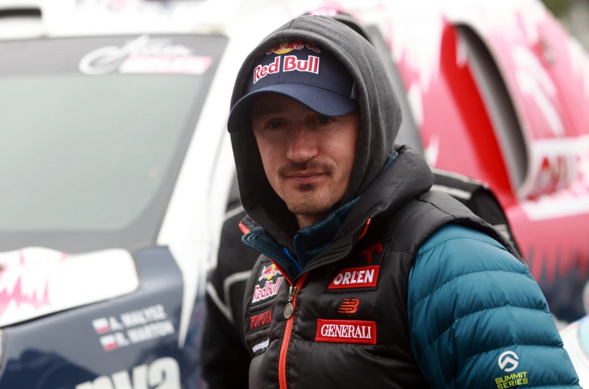 Adam Małysz nie jedzie już w Rajdzie Dakar. Na drugim etapie polski kierowca musiał wycofać się z rywalizacji. Na 35 kilometrów przed metą w San Juan kierowane przez Małysza SMG Buggy stanęło w płomieniach i po chwili doszczętnie spłonęło.