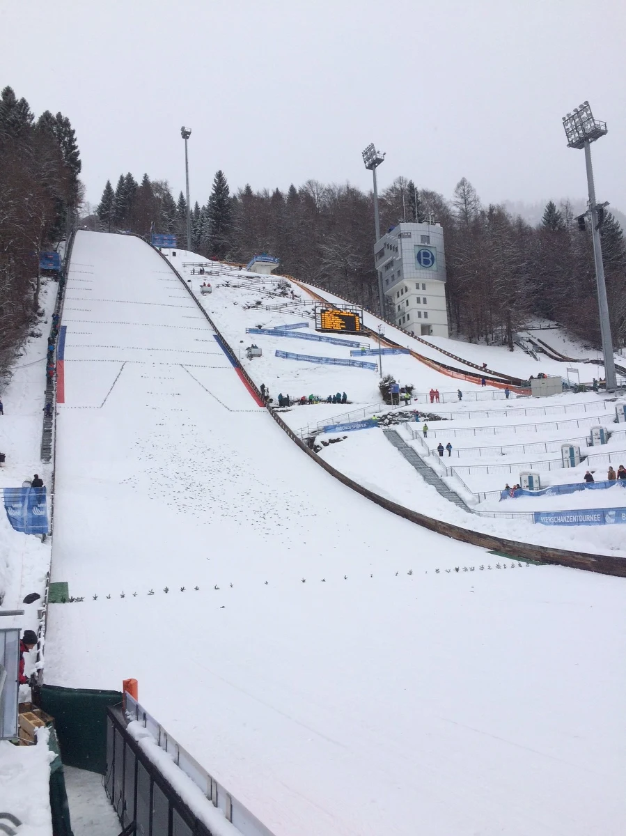 "Po boisku biega 22 facetów a na końcu wygrywają Niemcy" - powiedział wiele lat temu angielski piłkarz Gary Lineker. Jakiś były gwiazdor skoków narciarskich - może Martin Schmitt mógłby śmiało powiedzieć: Na Turniej Czterech Skoczni przyjeżdża ponad 70 facetów a i tak wygra Austriak. 