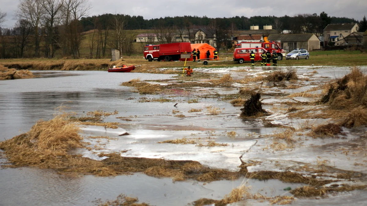 Nurkowie wznowili poszukiwania 12-letniego Pawła z Mokobód na Mazowszu. Chłopiec wyszedł ponad tydzień temu ze starszym bratem z domu. Obaj powiedzieli rodzicom, że idą ślizgać się  nad rzeką. Ciało o trzy lata starszego Marcina nurkowie znaleźli w piątek w rzece Liwiec.