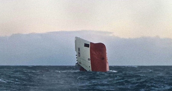 ​Cementowiec "Cemfjord", który w piątek zatonął u wybrzeży Szkocji, pływał na zezwoleniu warunkowym - twierdzi niemieckie radio NDR. Do dziś nie odnaleziono załogi statku - siedmiu Polaków i Filipińczyka.