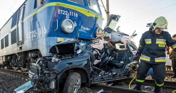 Dwie osoby nie żyją po tragicznym wypadku na niestrzeżonym przejeździe kolejowym między Pieckami a Piaskami koło Inowrocławia w woj. kujawsko-pomorskim.