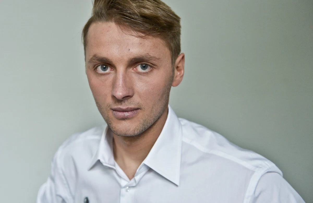 "Nie przepadam za zimą w Himalajach i staram się jeździć jak najwięcej na nartach teraz. Latem będzie kolejna wyprawa. Dla odmiany teraz chcę pojechać na siedmiotysięczniki, na pięć siedmiotysięczników. Będę chciał zjechać ze wszystkich tych szczytów na nartach. Tego jeszcze nikt nie dokonał, więc to będzie taki pionierski projekt i dla mnie ciekawy - będzie dużo się działo w krótkim odstępie czasu. Później jesienią będzie Lhotse. To też będzie pierwsza próba zjazdu z tej góry" - zdradza w rozmowie z reporterem RMF FM Maciejem Pałahickim himalaista Andrzej Bargiel. Opowiada też o przedsięwzięciach polskich i zagranicznych himalaistów, którym będzie się przyglądał z zainteresowaniem. 