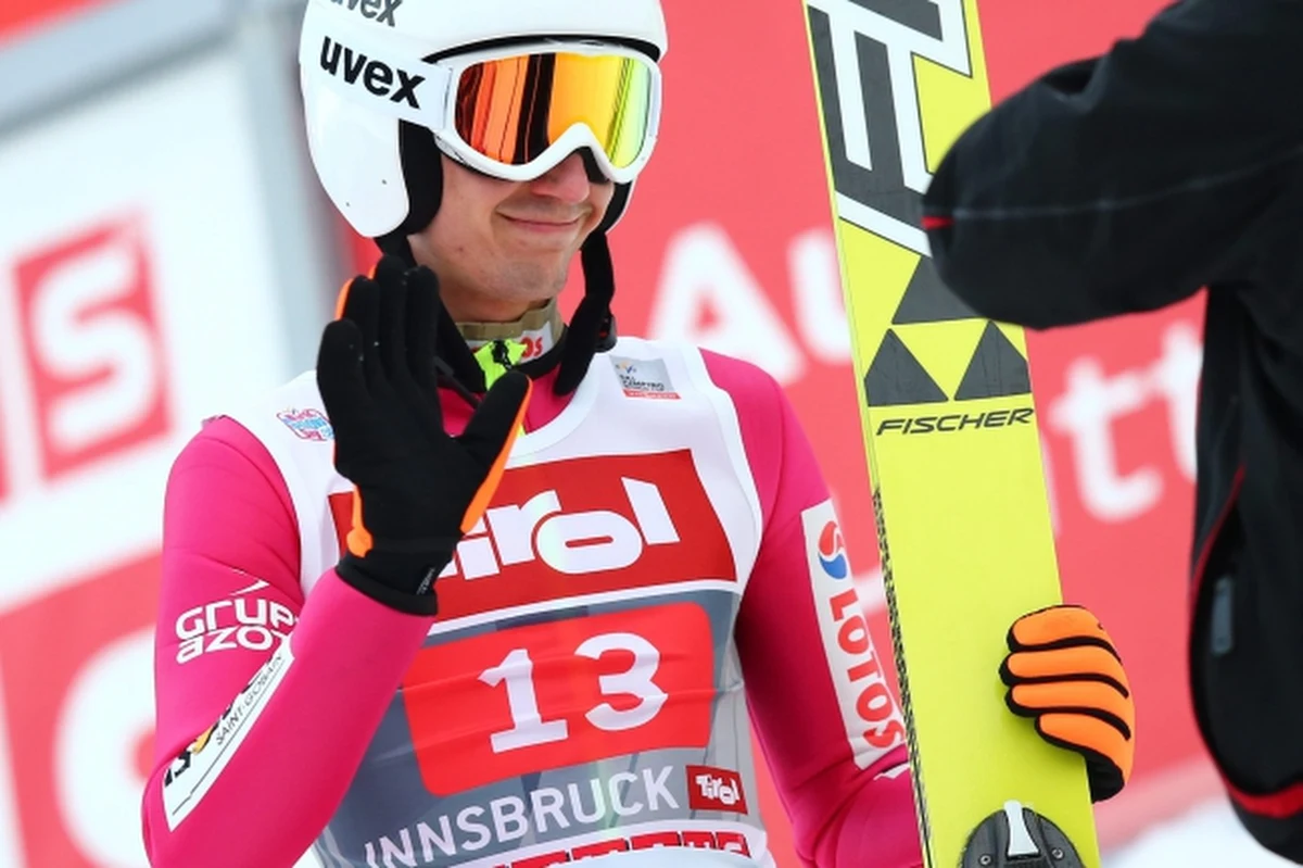 "Powiem szczerze, że jestem zmęczony. Turniej uważam w moim wykonaniu za duży sukces. Z trzech powodów - udało mi się w nim wystartować i to w każdym z czterech konkursów. Za każdym razem byłem w "20", a to znaczy, że już mogę walczyć w ścisłej czołówce. Po trzecie potrzebowałem wejścia w rytm startowy i to się udało" – mówił Kamil Stoch po ostatnim konkursie Turnieju Czterech Skoczni. Dwukrotny mistrz olimpijski jako jedyny z Polaków znalazł się w finałowej serii zawodów w Bischofshofen.