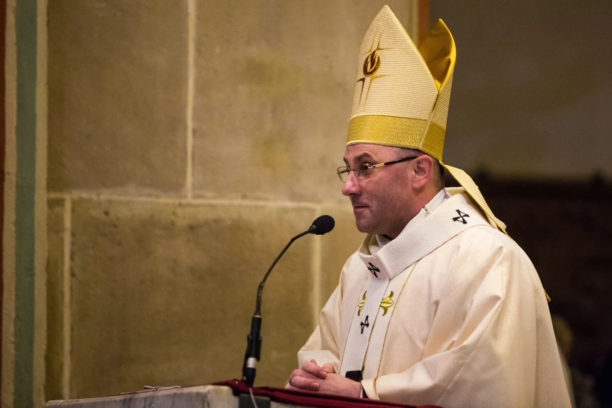 Średnią wieku hierarchów zaniżył swoimi nominacjami papież Franciszek. W archidiecezji krakowskiej mamy prawie młodzieńców - pisze "Dziennik Polski". 