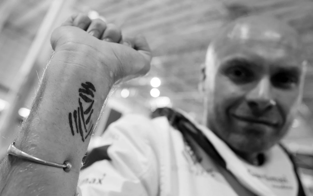 Polski motocyklista Michał Hernik zmarł podczas 3. etapu Rajdu Dakar. 39-letni zawodnik został znaleziony martwy na trasie wtorkowego odcinka z San Juan do Chilecito w Argentynie. Okoliczności śmierci na razie nie są znane. "Realizacja największej pasji kosztowała Michała życie" - oświadczył Marek Dąbrowski.