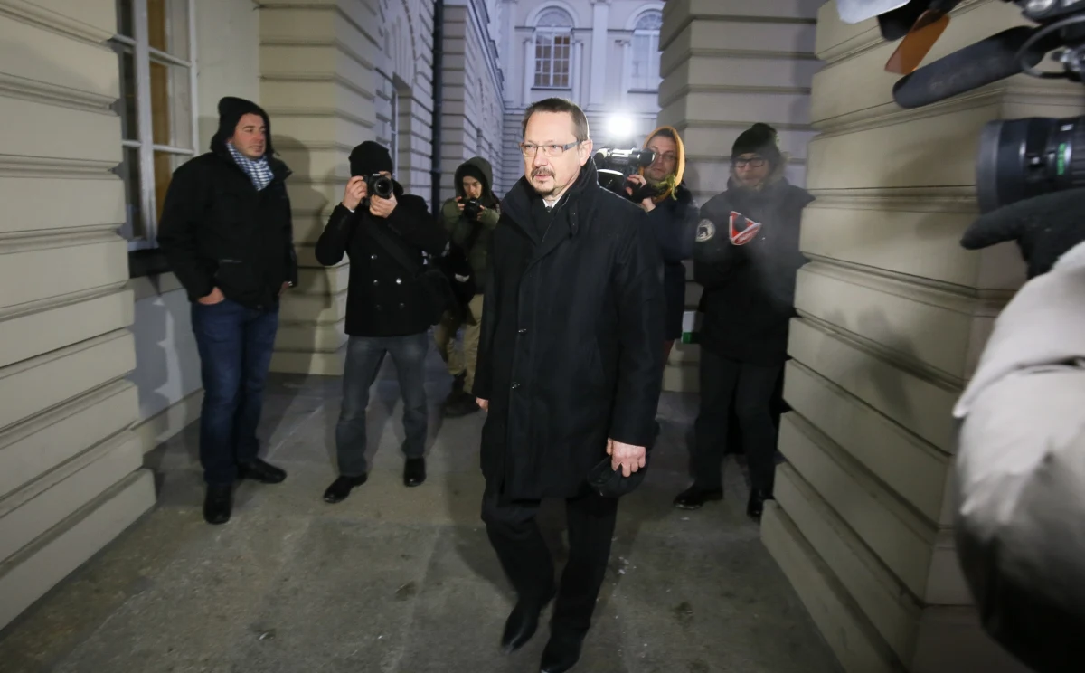 Po 15 godzinach negocjacji Ministerstwa Zdrowia z lekarzami udało się osiągnąć porozumienie. Lekarze Porozumienia Zielonogórskiego dziś otworzą swoje gabinety. Po godz. 8 pojawiła się jednak informacja od PZ, że NFZ próbuje zmieniać zapisy porozumienia. "Nasi eksperci wykryli to i zażądali korekty" - podano. Ostatecznie prezes Porozumienia potwierdził, że pacjenci będą mogli bez przeszkód korzystać z usług wszystkich medyków.