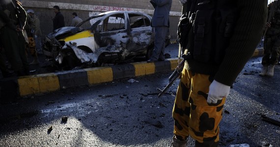 W stolicy Jemenu Sanie zamachowiec samobójca wysadził się w powietrze w mikrobusie wyładowanym materiałami wybuchowymi. Do zamachu doszło w pobliżu szkoły policyjnej. Zginęło ok. 30 osób, a ponad 50 zostało rannych - przekazali świadkowie i źródła policyjne. 
