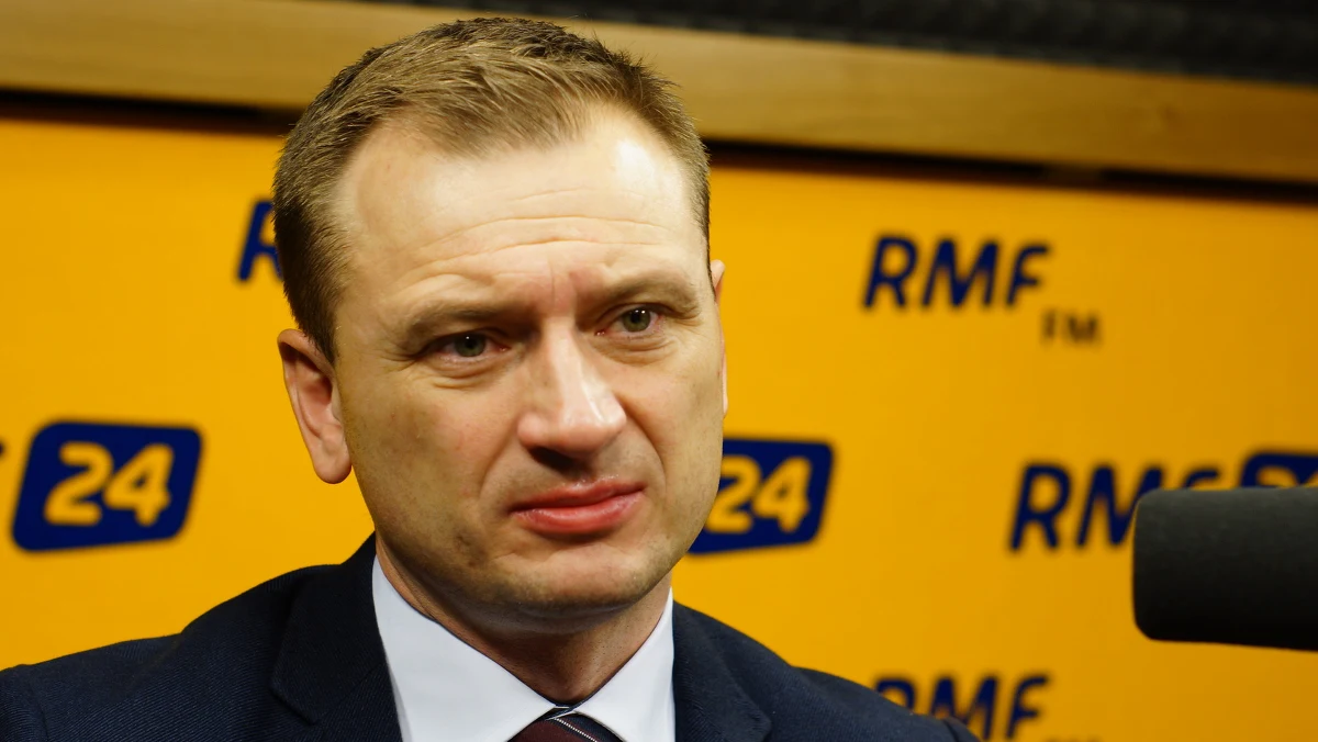 "Wiele rozmów premier Kopacz i ministra Arłukowicza widziałem w ostatnich tygodniach. Minister nie mógłby tak twardo negocjować, gdyby nie miał wsparcia Ewy Kopacz" -  mówi o porozumieniu Ministerstwa Zdrowia z lekarzami, doradca premier Ewy Kopacz, Sławomir Nitras w Kontrwywiadzie RMF FM. "Negocjacje prowadził Arłukowicz, ale było to w nieustającym kontakcie z panią premier. Miał bardzo ograniczone pole manewru" - komentuje. 