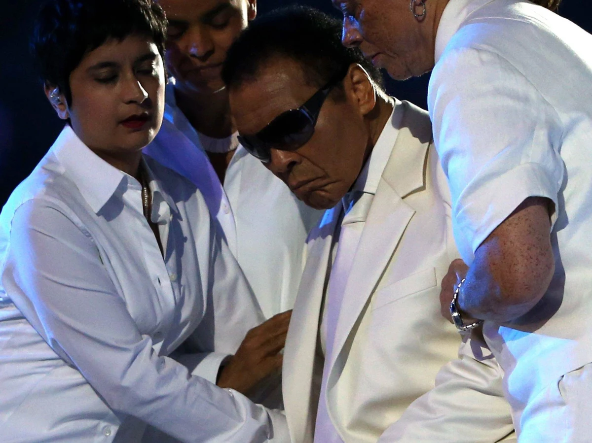 Muhammad Ali wyszedł szpital po tym, jak trafił do niego z powodu infekcji dróg moczowych - poinformował rzecznik prasowy rodziny Bob Gunnell. Legendarny bokser czeka w swoim domu na 73. urodziny, które będzie obchodził 17 stycznia.