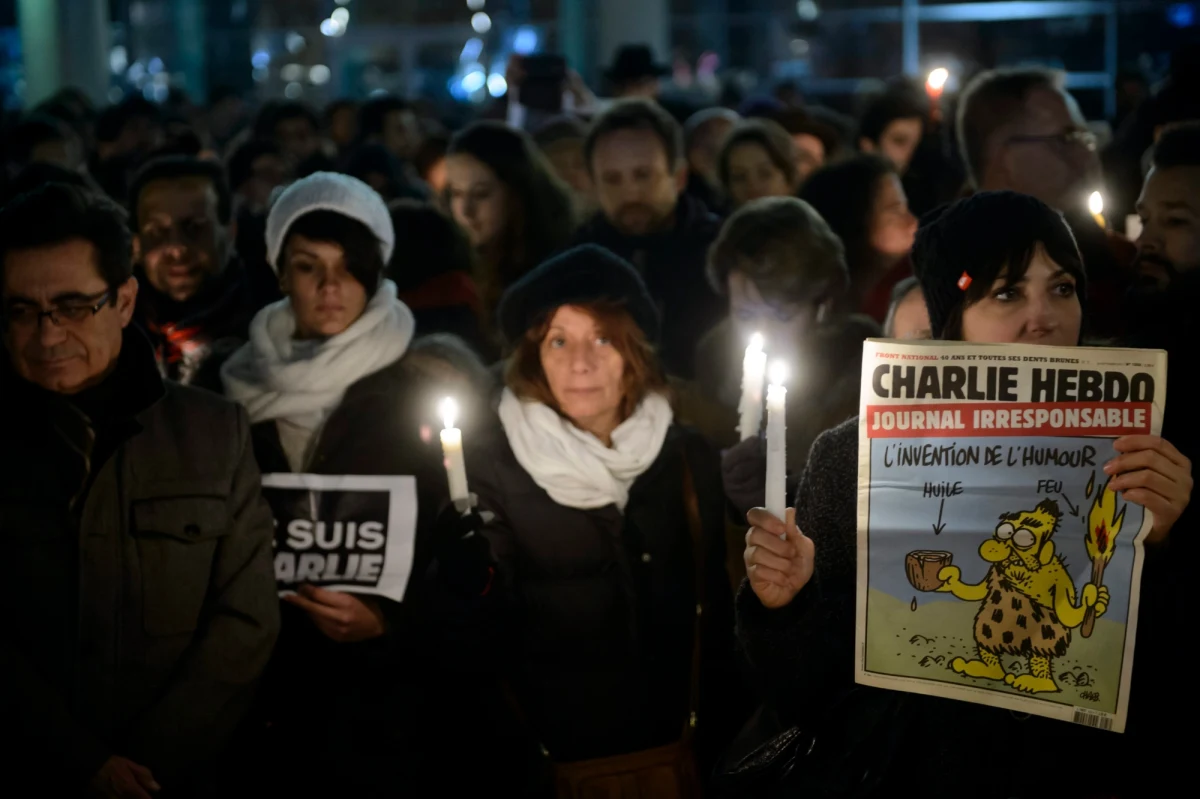 Dwanaście osób zginęło, a jedenaście zostało rannych, w tym cztery ciężko - to przedstawiony przez paryską prokuraturę ostateczny bilans ataku na redakcję znanego tygodnika satyrycznego &quot;Charlie Hebdo&quot;. Kilka tysięcy policjantów wciąż szuka trzech terrorystów, którzy dokonali zamachu. Według francuskich specjalistów, mogą się ukrywać w jednym z podparyskich osiedli imigranckich.