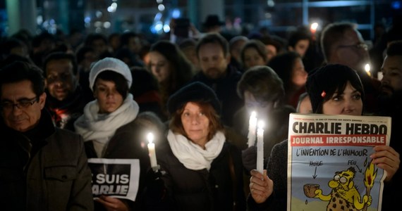 Dwanaście osób zginęło, a jedenaście zostało rannych, w tym cztery ciężko - to przedstawiony przez paryską prokuraturę ostateczny bilans ataku na redakcję znanego tygodnika satyrycznego "Charlie Hebdo". Kilka tysięcy policjantów wciąż szuka trzech terrorystów, którzy dokonali zamachu. Według francuskich specjalistów, mogą się ukrywać w jednym z podparyskich osiedli imigranckich.