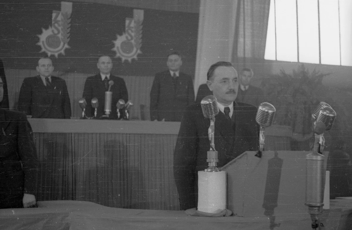 Słynny realny socjalizm był dla mnie bardziej hipnozą niż ustrojem. Doświadczyłem go w wieku chłopięcym, jako uczeń  XII Liceum Ogólnokształcącego w Nowej Hucie im. Bolesława Bieruta. Komunistyczny bandyta  i agent, być może - jak przypuszczał ś.p. profesor Paweł Wieczorkiewicz - sowiecka 'matrioszka', czyli człowiek podstawiony, o fałszywej, skradzionej tożsamości, był patronem mojej szkoły średniej. Codziennie musiałem klękać przed jego popiersiem, dosłownie, chociaż nie było w tym świadomego bałwochwalstwa. Po prostu schylałem się w hallu, aby zmienić obuwie tuż po przekroczeniu szkolnej bramy. Pokłon utkwił mi w pamięci głębszej niż mózgowa, zakotwiczonej w ugiętych nogach i kręgosłupie, w nieświadomie czołobitnym geście wiązania sznurowadeł u stóp ołtarza zła z idolem "czerwonych" z białego niby lilie gipsu. Wyobraźcie sobie tę absolutną żenadę i to już na samym progu dorosłego życia!