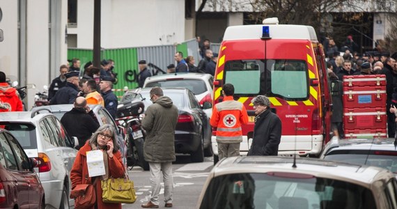 18-letni Hamyd Mourad, najmłodszy z trzech domniemanych sprawców ataku w paryskiej redakcji tygodnika "Charlie Hebdo", oddał się w ręce policji. Trwają poszukiwania dwóch pozostałych. W ataku zginęło 12 osób. Zamaskowani napastnicy wdarli się do redakcji i zastrzelili uczestników kolegium redakcyjnego. Po ataku, uciekli.